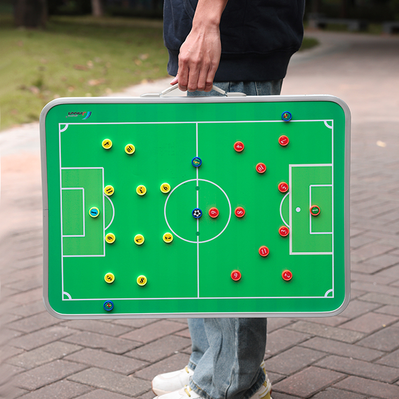 لوحة تكتيكات كرة القدم المغناط - مراجعة Board Game Football وسعره